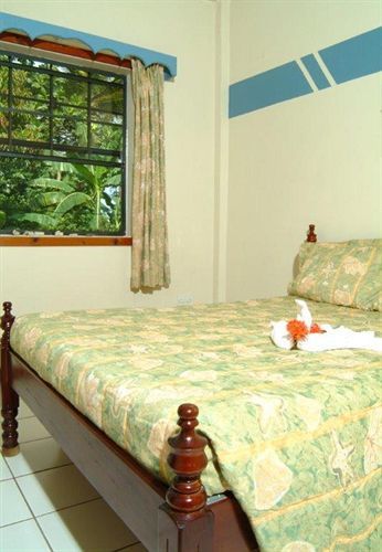 Tropical Breeze Guesthouse And Furnished Apartments Gros Islet Exterior photo